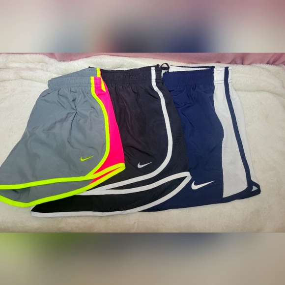 Womens Nike DriFit Shorts - Picture 1 of 4